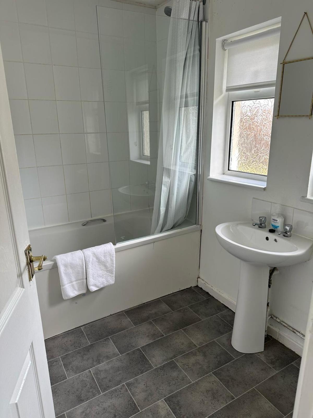 House Number 8 Sleeps Up To 6 People With Smart Tvs In Every Room Wellington  Exteriör bild