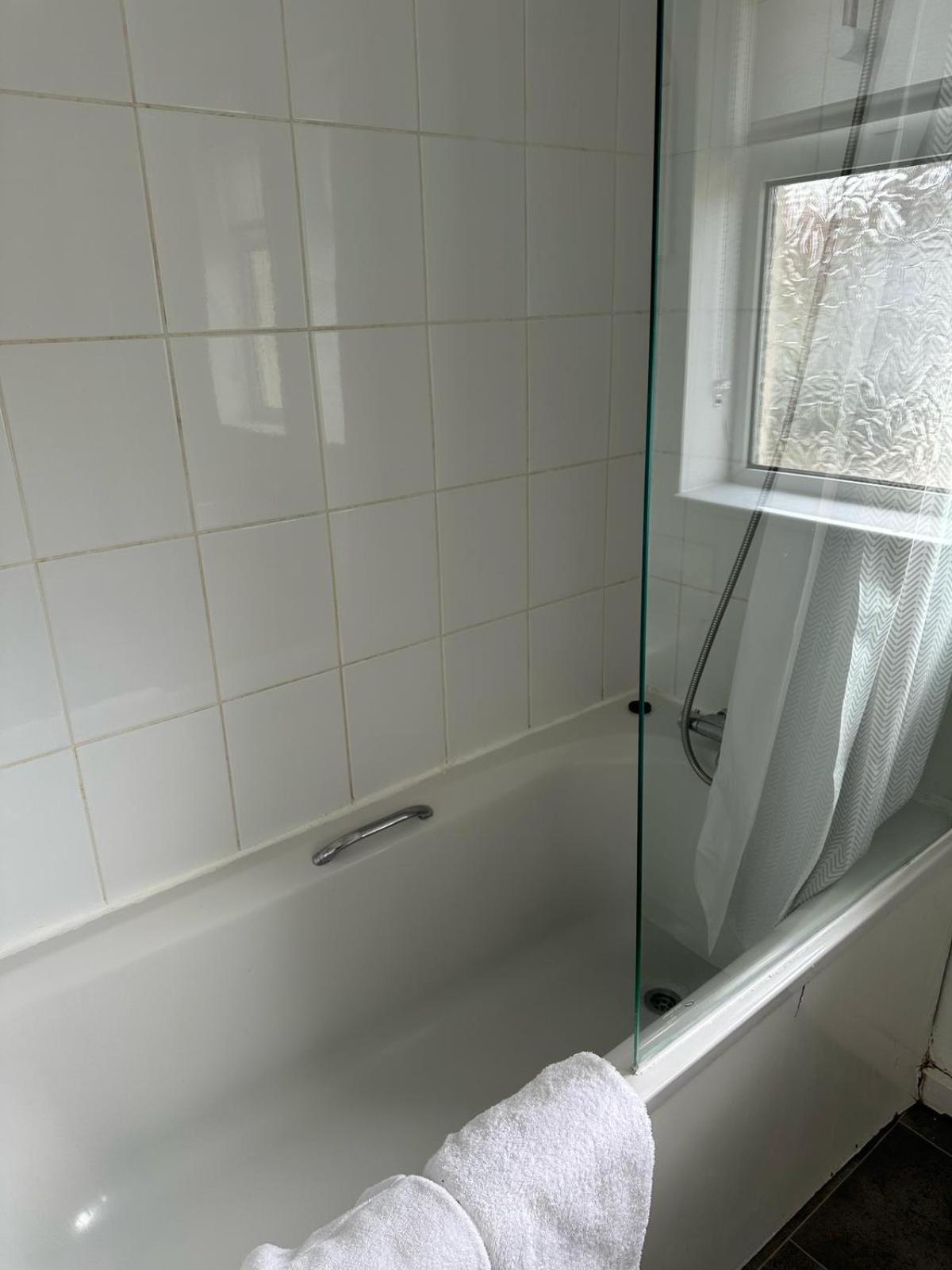 House Number 8 Sleeps Up To 6 People With Smart Tvs In Every Room Wellington  Exteriör bild