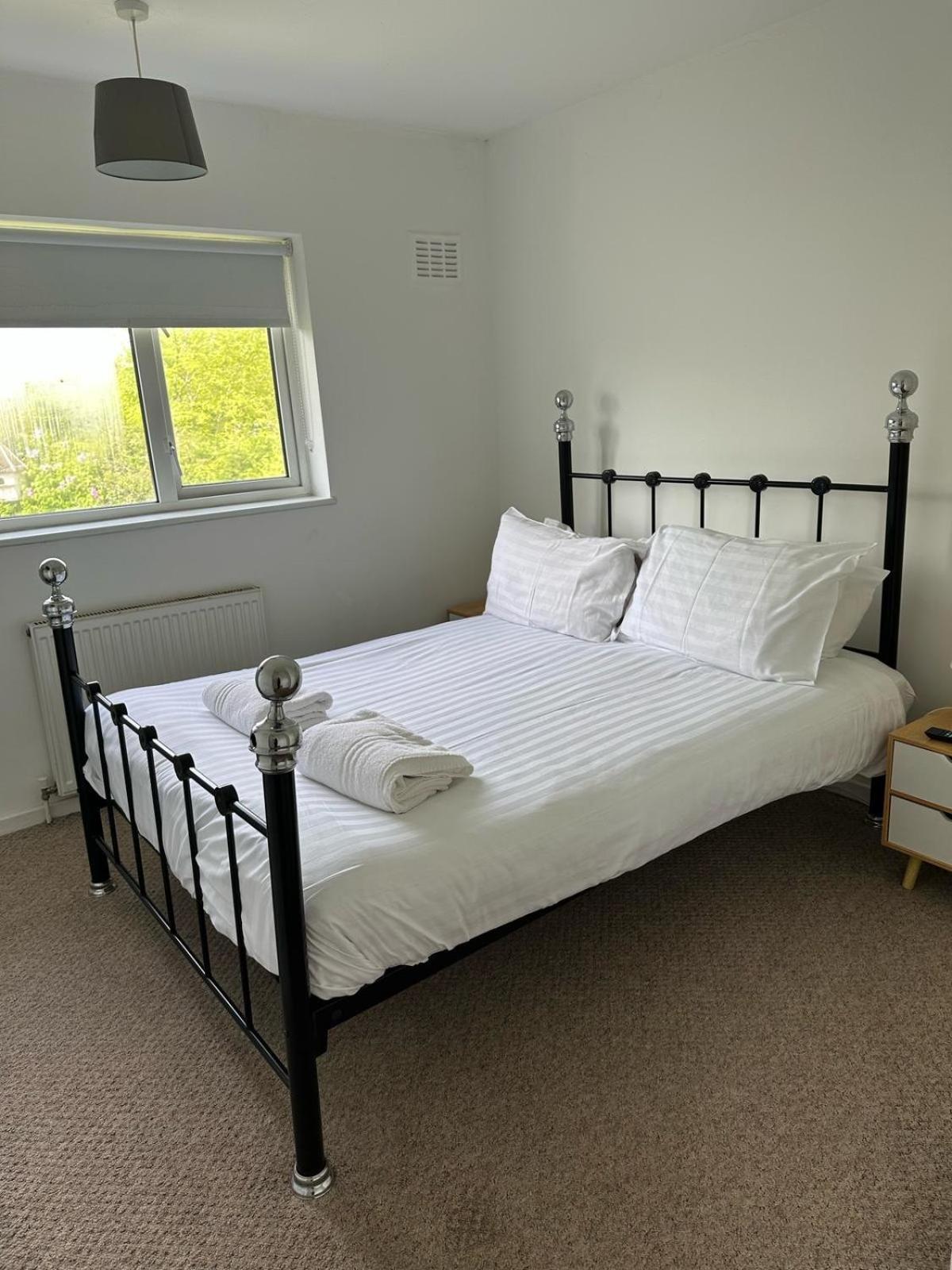House Number 8 Sleeps Up To 6 People With Smart Tvs In Every Room Wellington  Exteriör bild