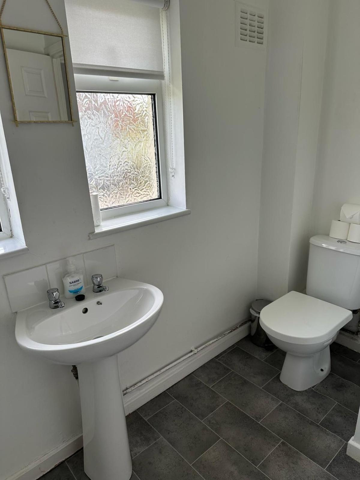 House Number 8 Sleeps Up To 6 People With Smart Tvs In Every Room Wellington  Exteriör bild